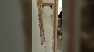 Brandwerend schuimkleefmiddel voor deuren, ramen